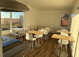 Refrigerador con freezer, microondas, placa de cocina, tostadora