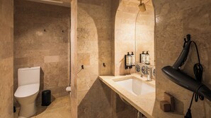 Phòng 2 giường đơn cơ bản | Phòng tắm | Vòi sen phun mưa, máy sấy tóc, khăn tắm 