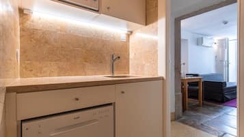 Basic Studio | Private kitchenette | Mini-fridge, microwave, stovetop, espresso maker