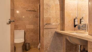 Monolocale Basic | Bagno | Soffione a pioggia, asciugacapelli, asciugamani