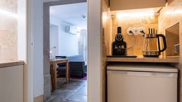 Basic Studio | Private kitchenette | Mini-fridge, microwave, stovetop, espresso maker