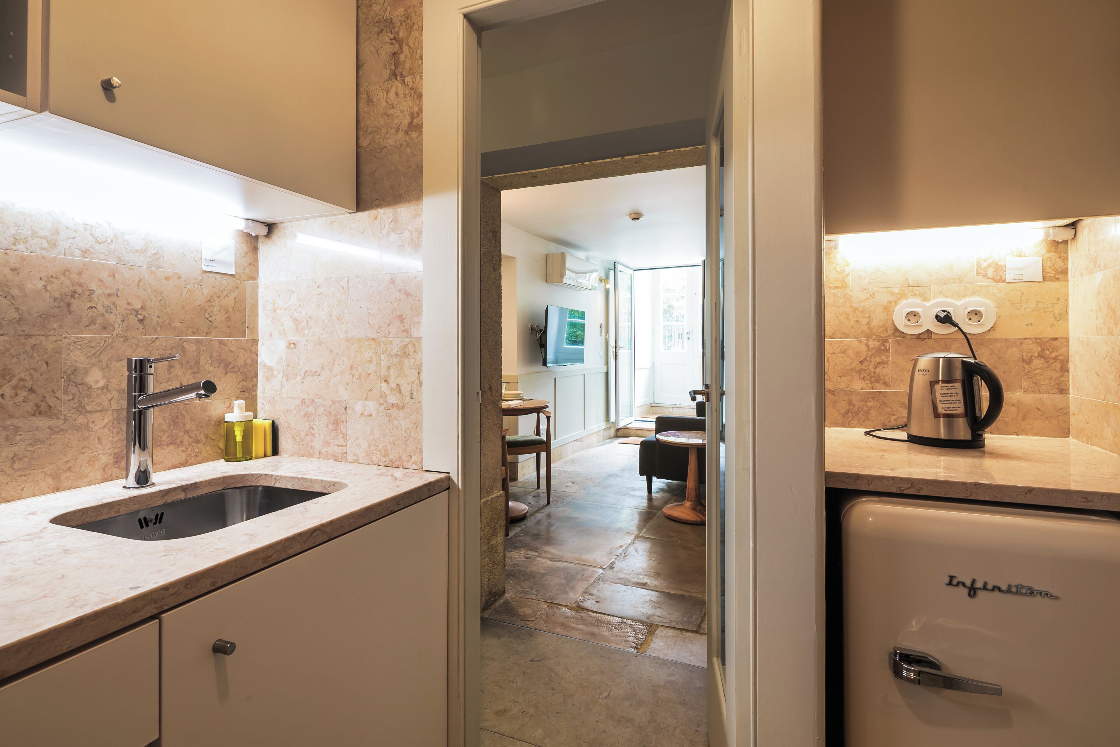 Basic Twin Room | Iron/ironing board, WiFi (free)