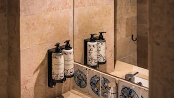 Basic Twin Room | Bathroom | Rainfall showerhead, hair dryer, towels