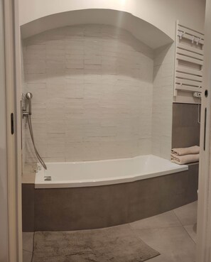 Dusche, Haartrockner, Bidet, Handtücher