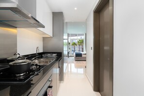 Comfort Studio | Private kitchen | Fridge, microwave, oven, toaster - Mystic - Damac Maison Prive Tower A (Dubai)