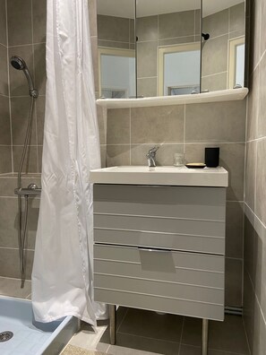 Shower, hair dryer, towels - Villa Saint Pierre D'oléron Avec Piscine Privée (Saint-Pierre-d'Oléron)