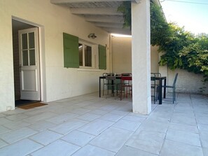 Outdoor dining - Villa Saint Pierre D'oléron Avec Piscine Privée (Saint-Pierre-d'Oléron)