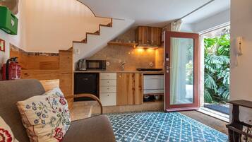 Dúplex básico | Cocina básica privada | Frigorífico pequeño, microondas y placa de cocina