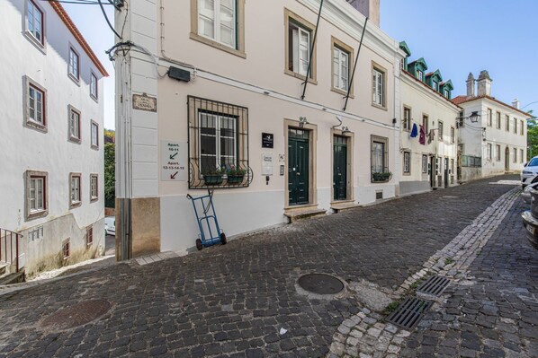 Front of property - Rua da Biquinha 7 (Sintra)