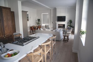 Ropa de cama de alta calidad, minibar y tabla de planchar con plancha