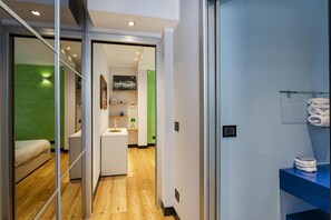 Een strijkplank/strijkijzer, gratis wifi, beddengoed