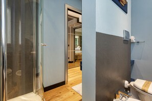 Chuveiro, secador de cabelo, toalhas de banho, sabonete