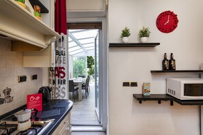 Fridge, oven, electric kettle, cookware/dishes/utensils - Modern Apartment with Patio in Rapallo (Rapallo)