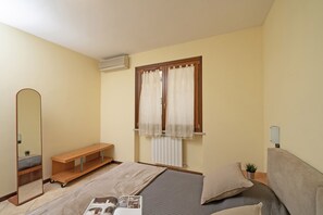 1 quarto, Wi-Fi de cortesia, roupa de cama