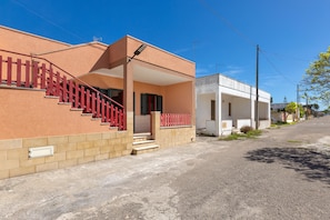 A residential building with a red staircase and a white annex. - 3839 La Dolce Casa by Barbarhouse (Melendugno)