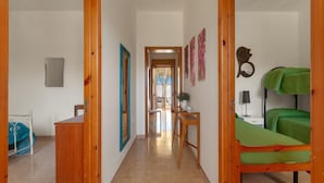 A hallway with a bed, a desk, and a mirror. - 3839 La Dolce Casa by Barbarhouse (Melendugno)