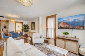 Televisión, chimenea y oficina