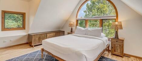 4 bedrooms, desk, iron/ironing board, WiFi