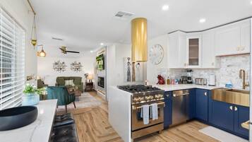 Kylskåp, mikrovågsugn, ugn och spishäll