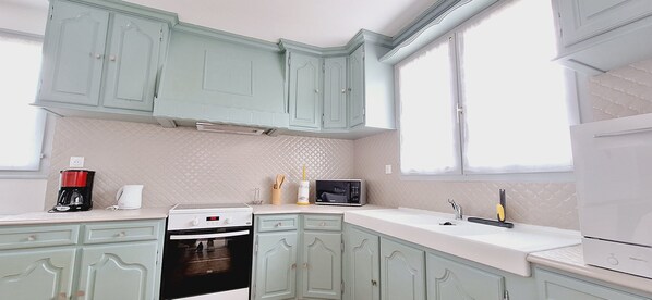 Kühlschrank, Mikrowelle, Ofen, Herdplatte