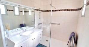 Douche, sĂšche-cheveux, serviettes fournies, papier toilette