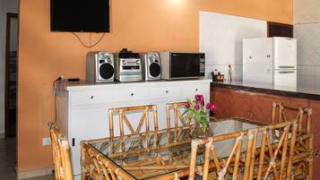 Lemari es, microwave, dan oven