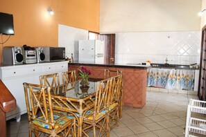 Refrigerador, microondas y horno 