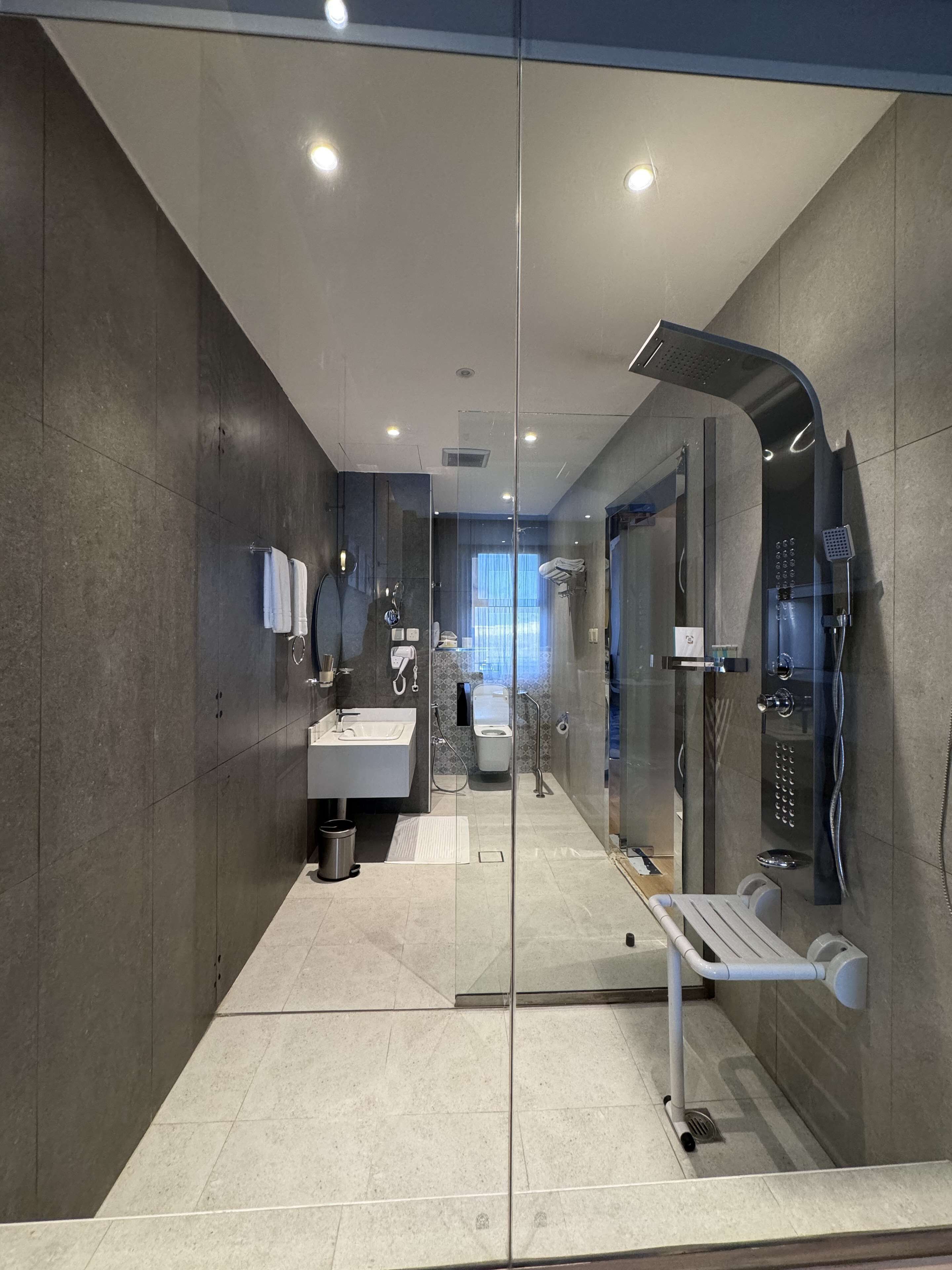 Habitación superior, 1 cama de matrimonio grande, accesible para personas con discapacidad | Baño | Secador de pelo y albornoces