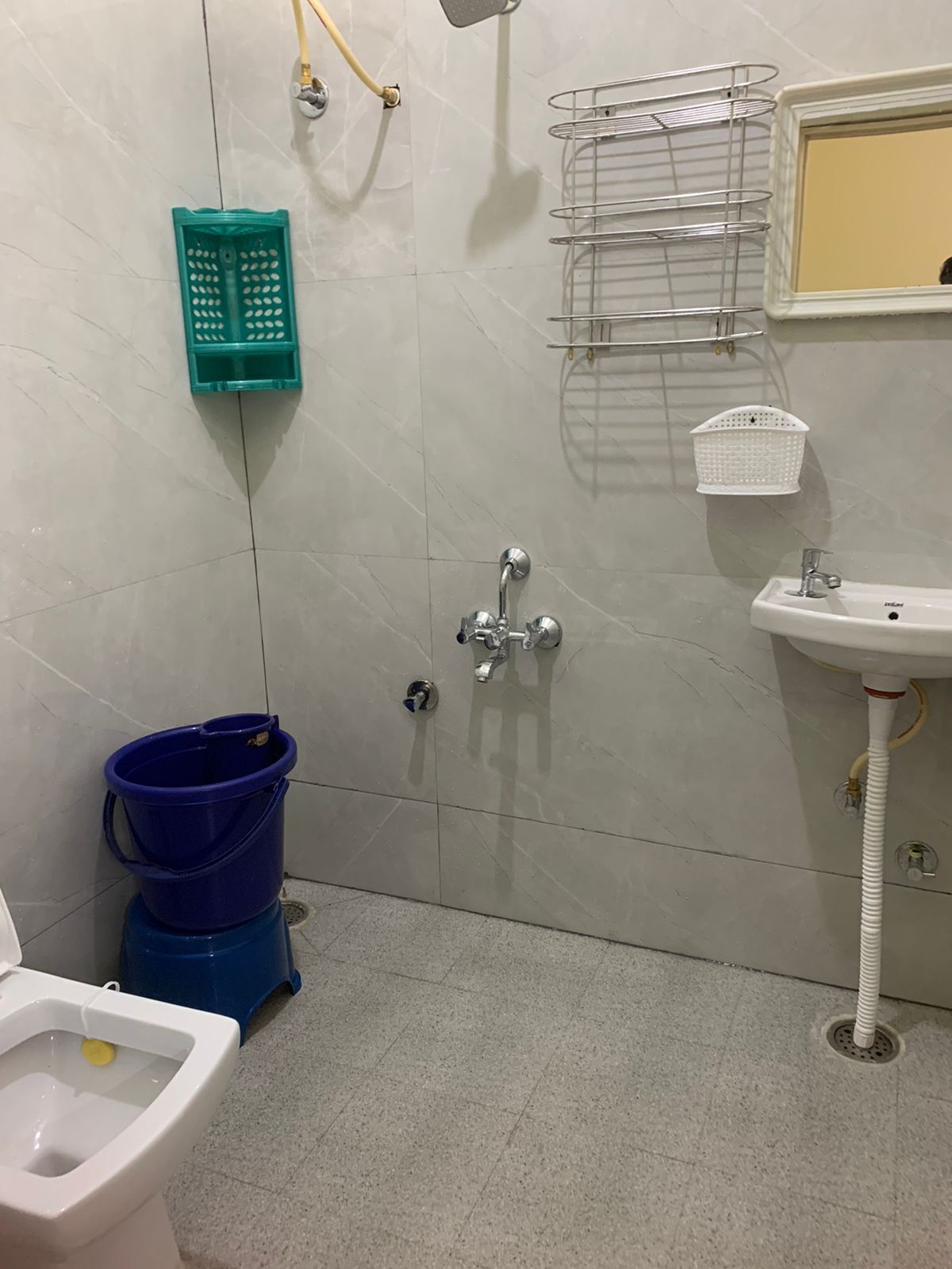 Een douche, een haardroger, handdoeken, zeep