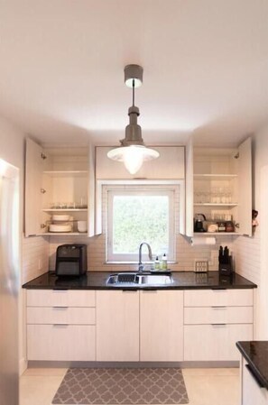 Fridge, microwave, oven, stovetop - Urban Escape Haven (Miami)