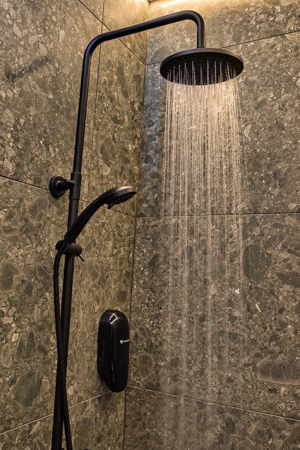 Une douche dotée d’un pommeau de douche imitant une pluie fine, d’un pommeau de douche à main et d’un panneau de commande.