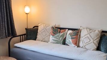 1 slaapkamer, een strijkplank/strijkijzer, gratis wifi, beddengoed