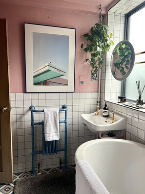 Asciugacapelli, asciugamani, sapone, shampoo