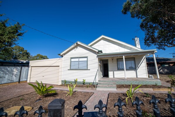Exterior - House 1BR-3BR, 1-6 Guests, 5 min to Bendigo CBD, Bendigo Hospital & showgrounds (North Bendigo)