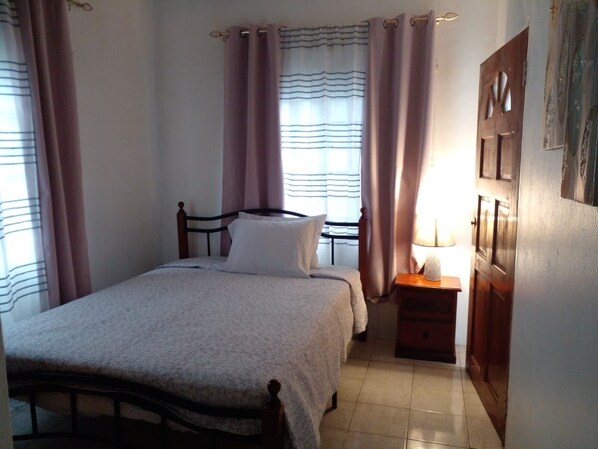 2 quartos, ferros/tábuas de passar roupa, Wi-Fi, roupa de cama