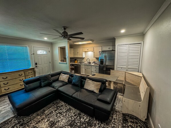 Smart TV - Posh condo steps from the beaches based and shops on Okaloosa island. (Fort Walton Beach)