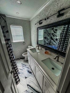 Baignoire à remous, serviettes fournies, papier de toilette