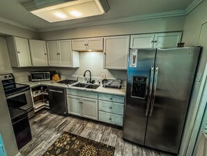 Fridge, oven, stovetop, dishwasher - Posh condo steps from the beaches based and shops on Okaloosa island. (Fort Walton Beach)