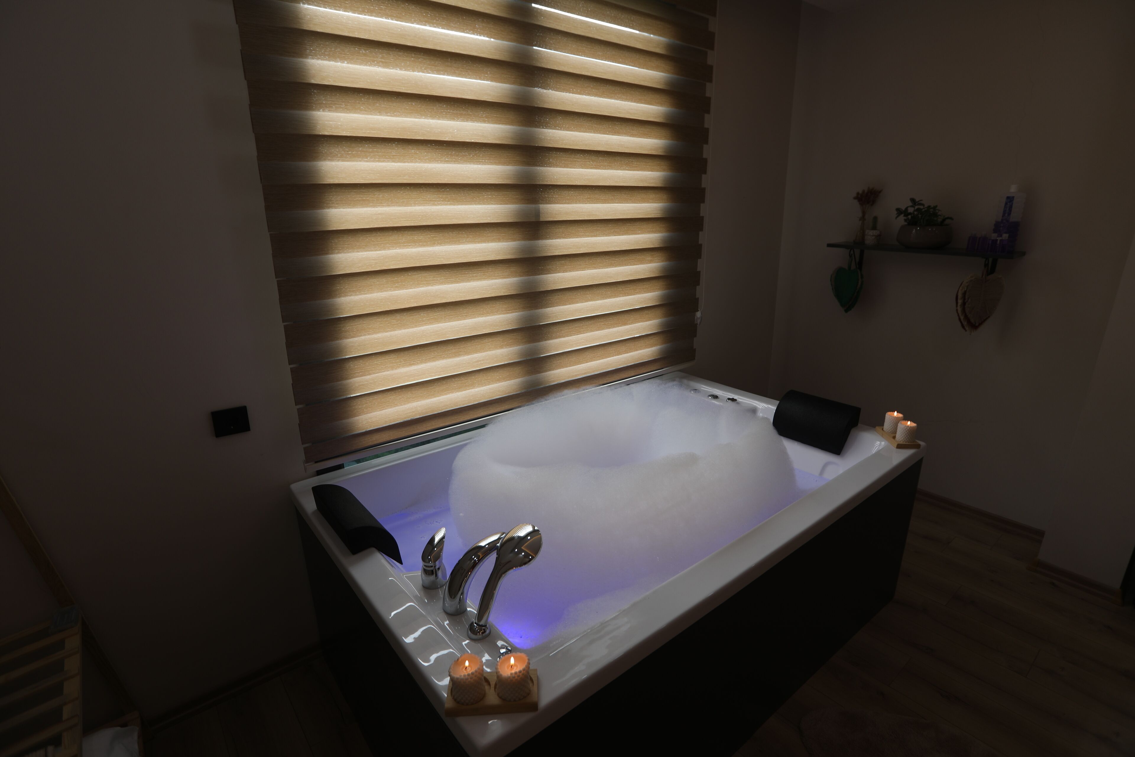 Leilighet – basic, 1 kingsize-seng, dalutsikt | Bad | Regndusjhode, toalettartikler (inkludert), hårføner og håndklær