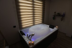 Basic Apartment, 1 King Bed, Valley View | Bathroom | Rainfall showerhead, free toiletries, hair dryer, towels