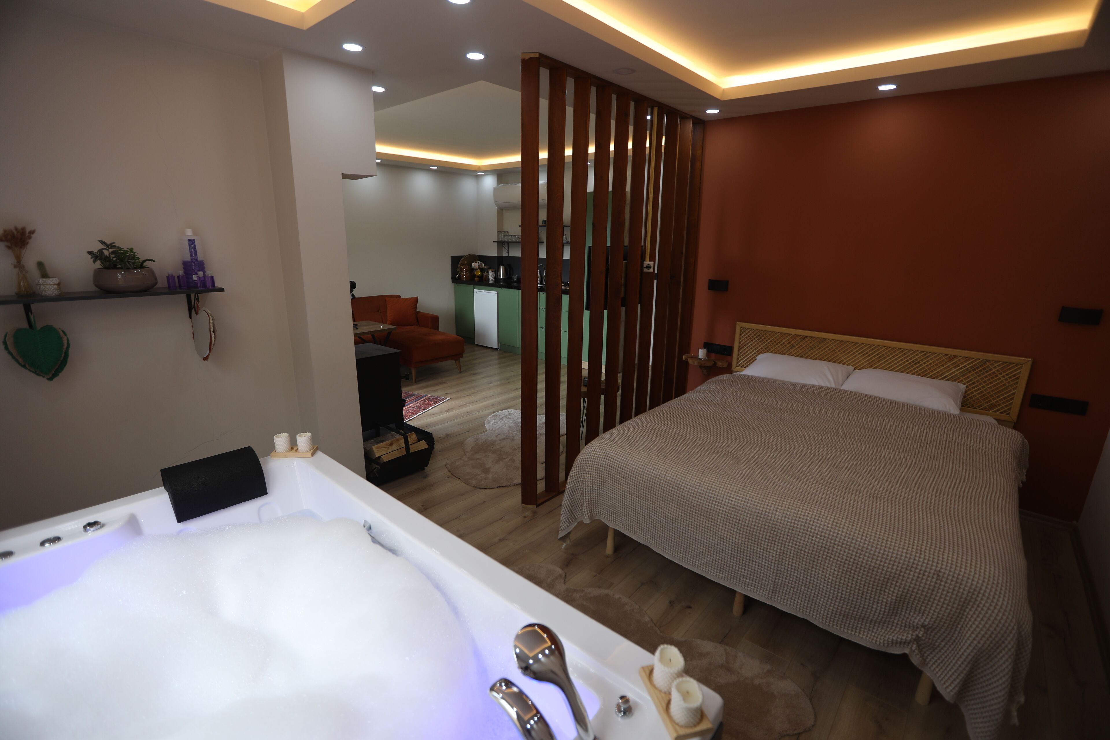 Premium bedding, minibar, desk, bed sheets