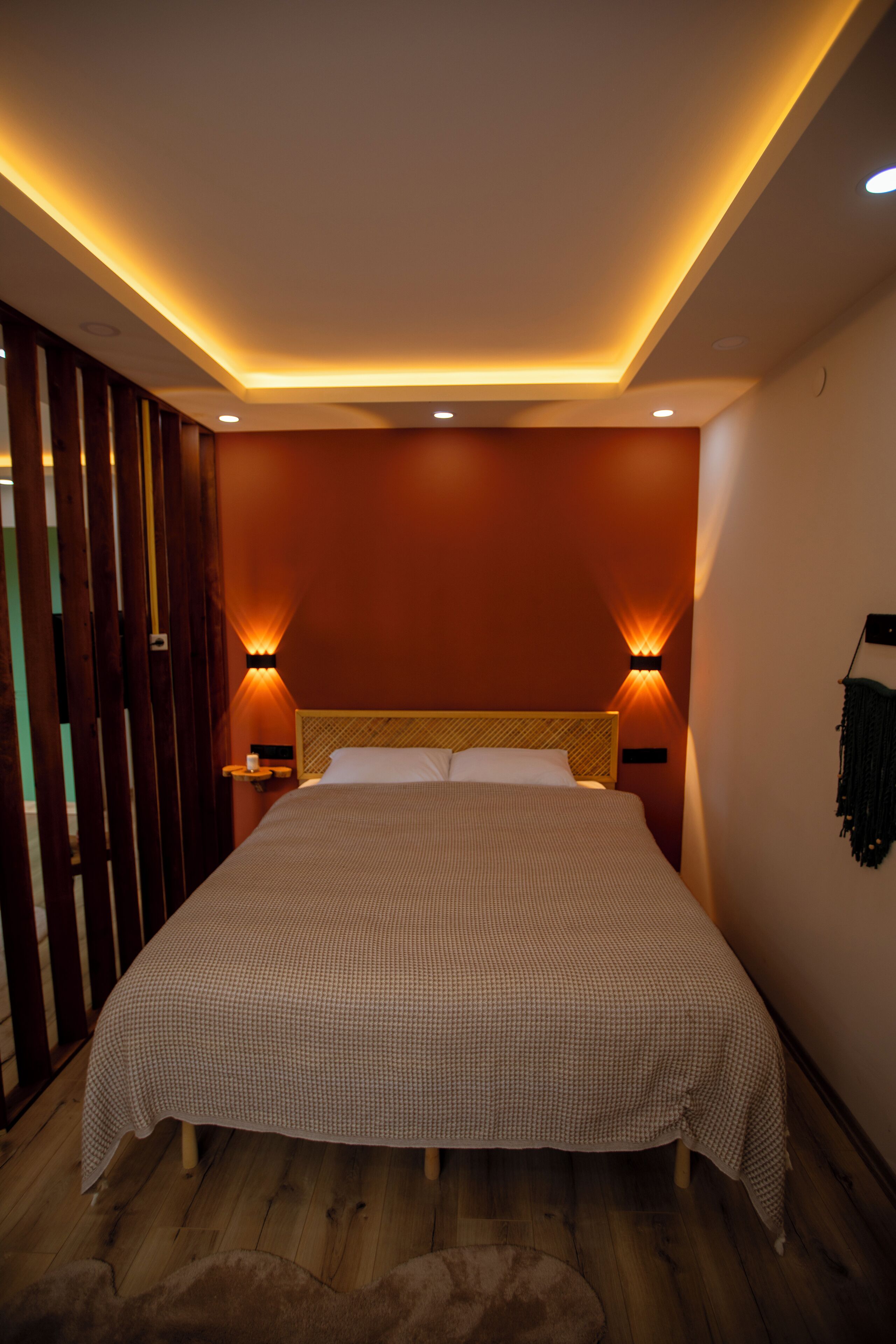 أغطية فراش متميزة وميني بار ومكتب وملاءات أسرّة