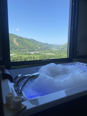 Basic Apartment, 1 King Bed, Valley View | Premium bedding, minibar, desk, bed sheets - Green Hill Pension  (Ardesen)