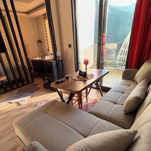 Appartement | Aire de séjour | Téléviseur de 102 po avec télévision par satellite, foyer