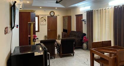 Maruthi Villa, Walkable to Beach. Pet-Friendly!