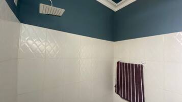 Apartamento, 1 quarto | Banheiro | Papel higiênico