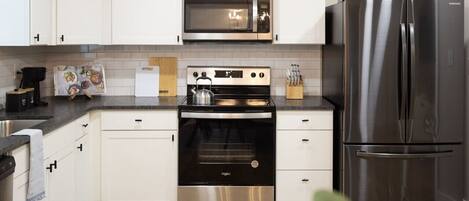 Réfrigérateur, four à micro-ondes, un four, surface de cuisson