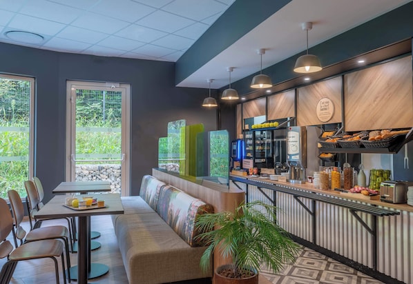 Tägliches Frühstücksbuffet gegen Gebühr