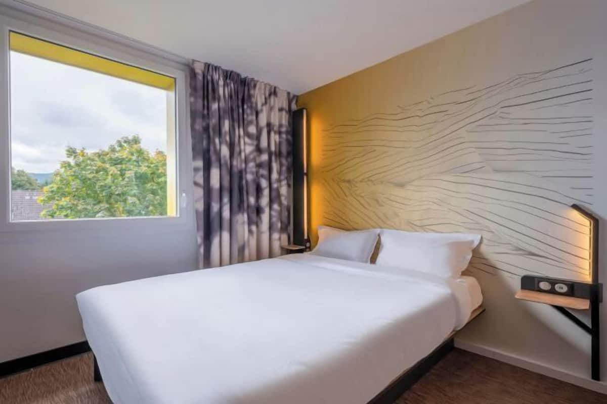Escritorio, wifi gratis, ropa de cama