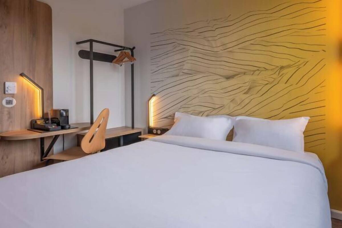 Escritorio, wifi gratis, ropa de cama